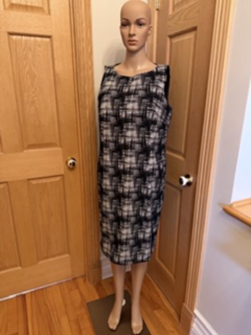 AKRIS Punto Size 12 black/white dress/jacket suit.